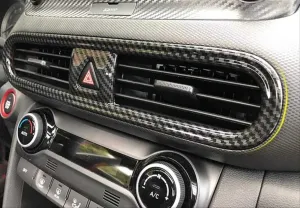 Hyundai Kona Uyumlu Orta Menfez Kaplama - KarbonDRS Tuning kalitesiyle tanışın! Özel olarak Hyundai  model araçlar için üretilen bu ürün, otomobilinizin hatları